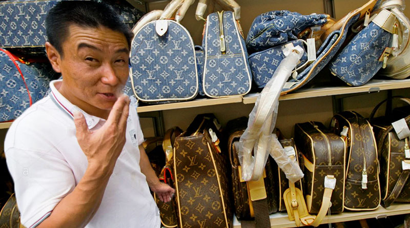 Man selling fake handbags in NYC Chinatown